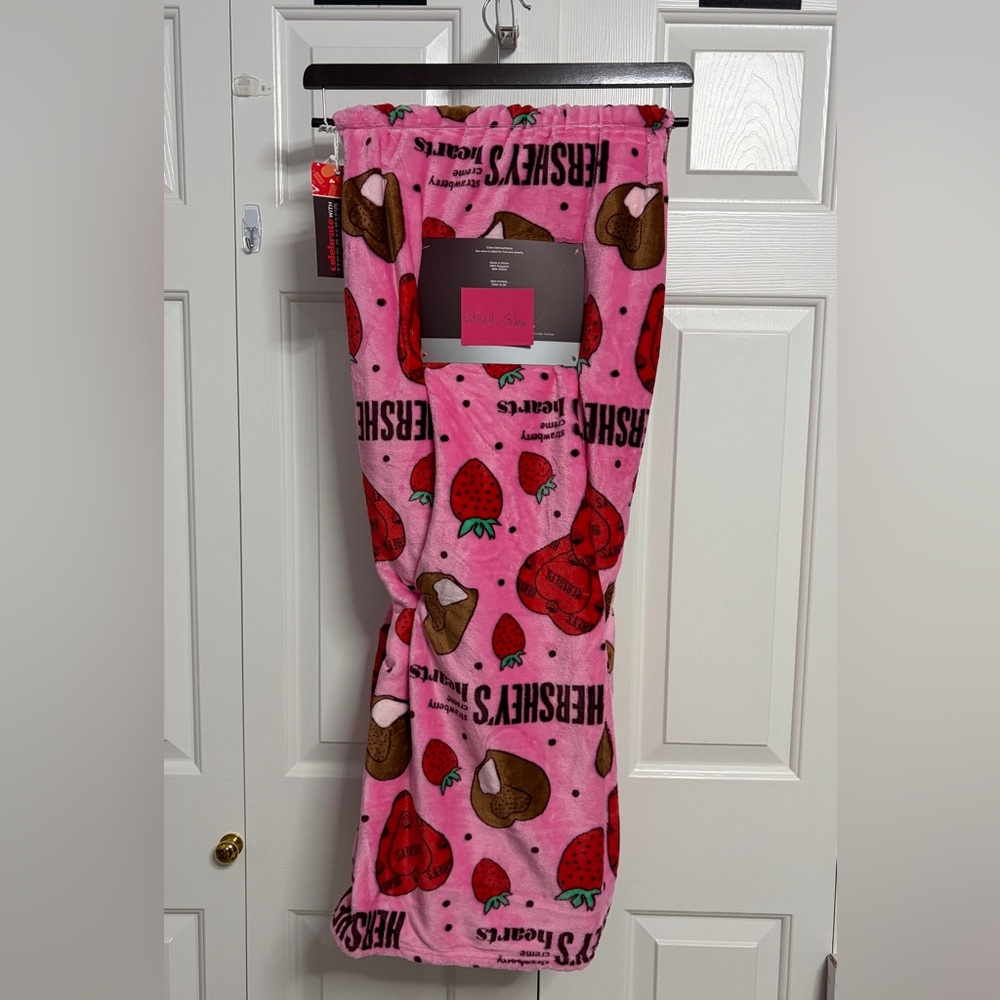 Hershey's Pink Strawberry Creme Hearts Fleece Throw Blanket - Picture 3 of 8